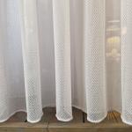 Bílá síťová záclona