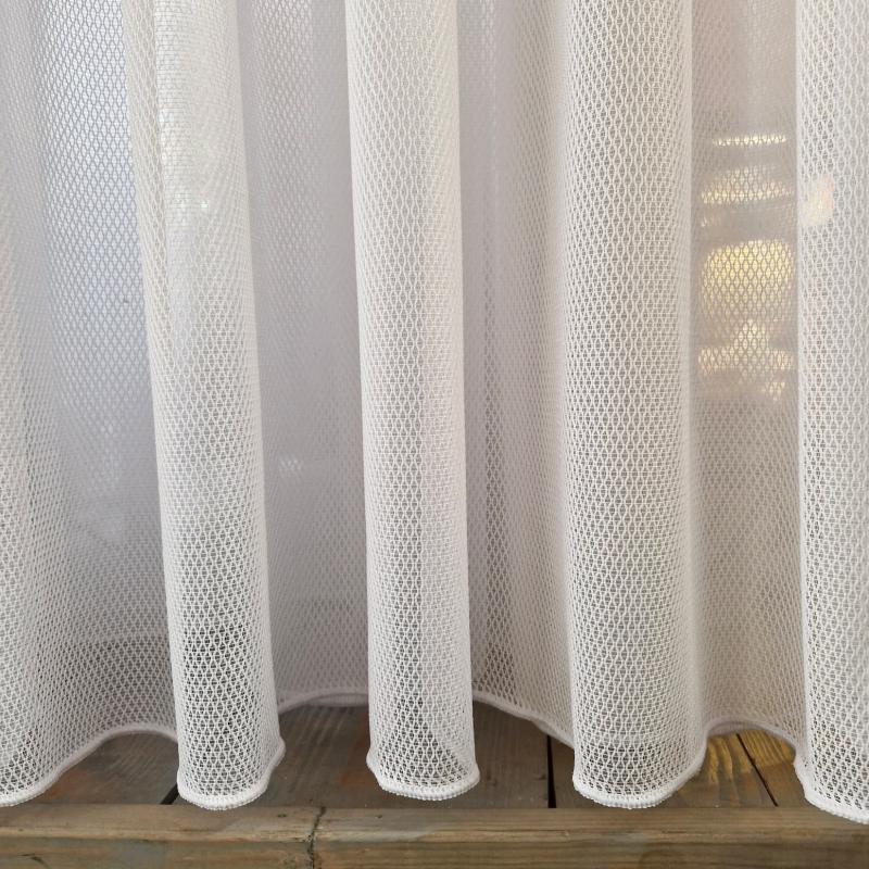 Bílá síťová záclona